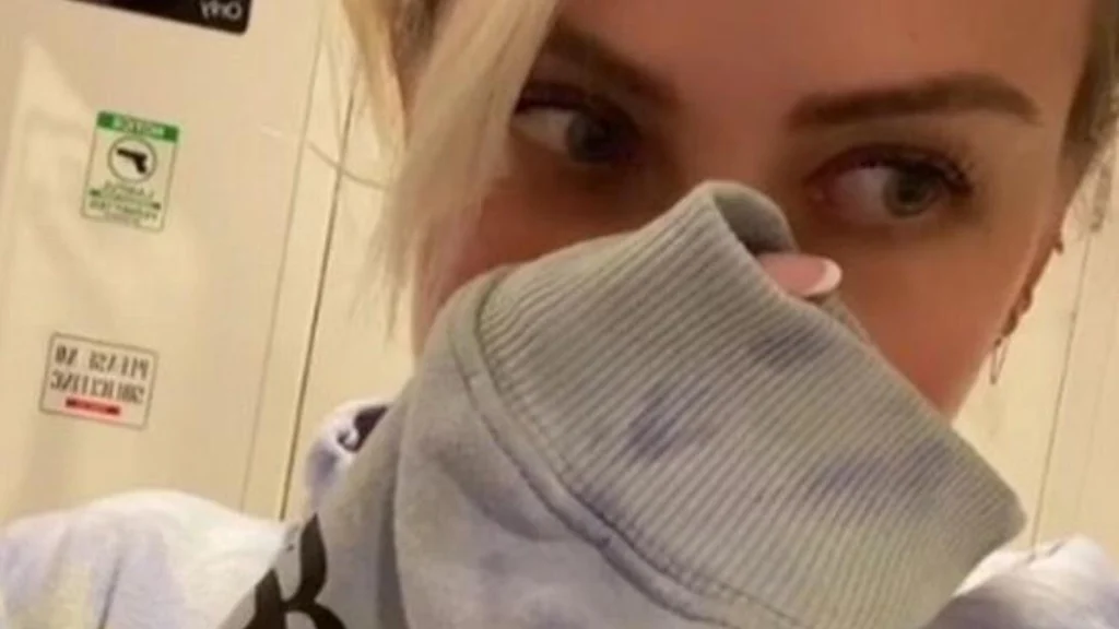 Emily modtog et vredt brev fra naboen, efter hun gik ud med skraldet uden bukser på