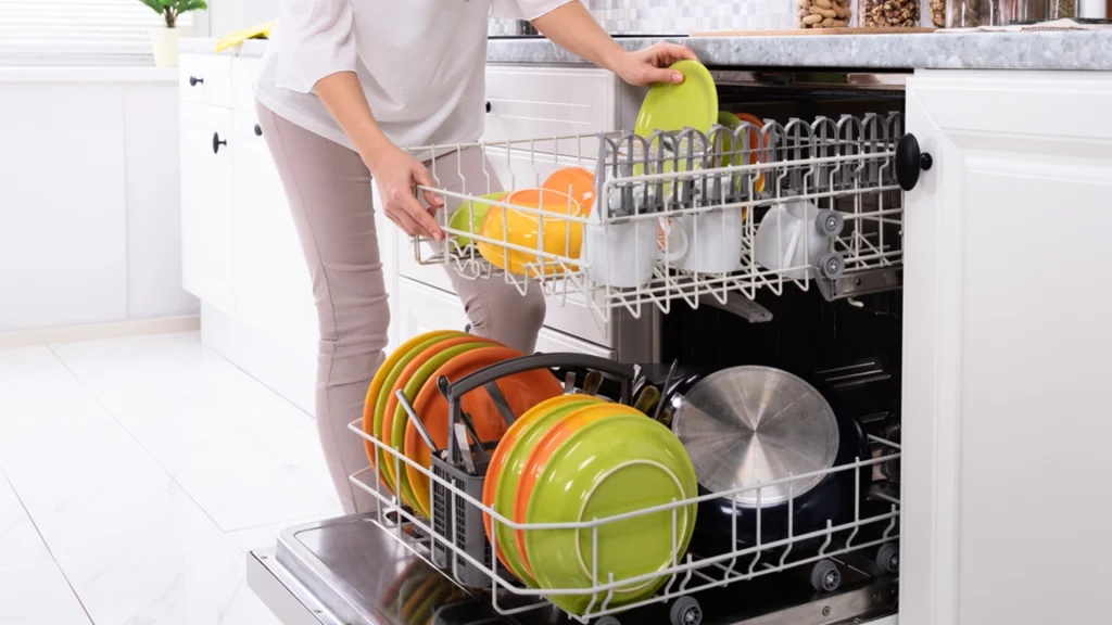 Den evige debat er endelig afgjort: Skal man skylle tallerkener, før de sættes i opvaskemaskinen?