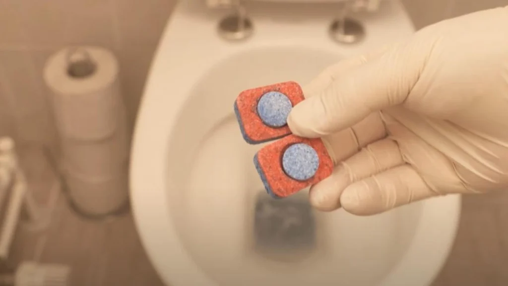 Han putter opvasketabs i toilettet: Se så hvad der sker