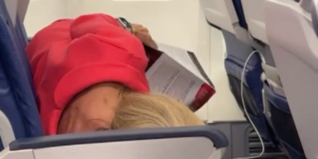 “Troede hun virkelig, det ville virke?”: Mand chokeret over flypassagers mislykkede trick