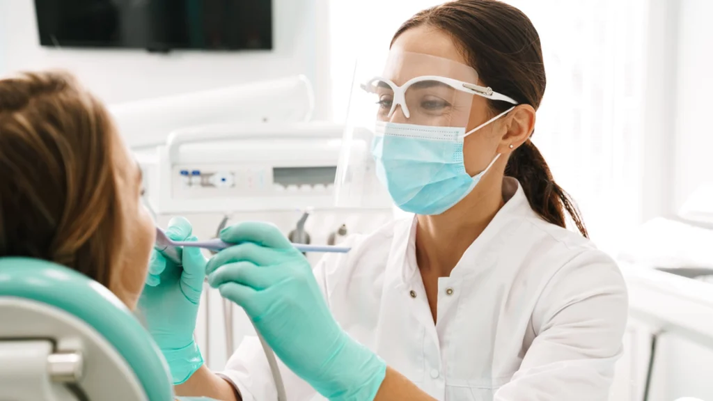 Tandlæge med advarsel: Denne vane under tandbørstning skal du vænne dig af med hurtigst muligt