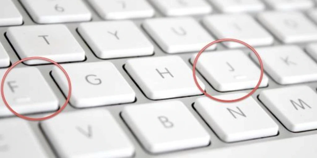 Har du kigget på dit tastatur? Det er de små streger på F og J til for