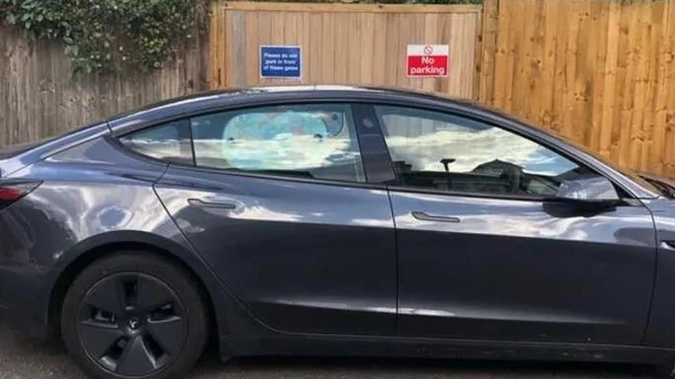 Naboen parkerede sin Tesla foran hans hegn: Så tager han en genial hævn