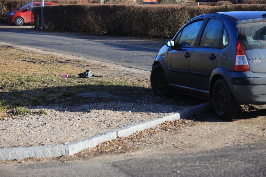 Alvorlig ulykke: 8-årige pige sad fast i kofanger