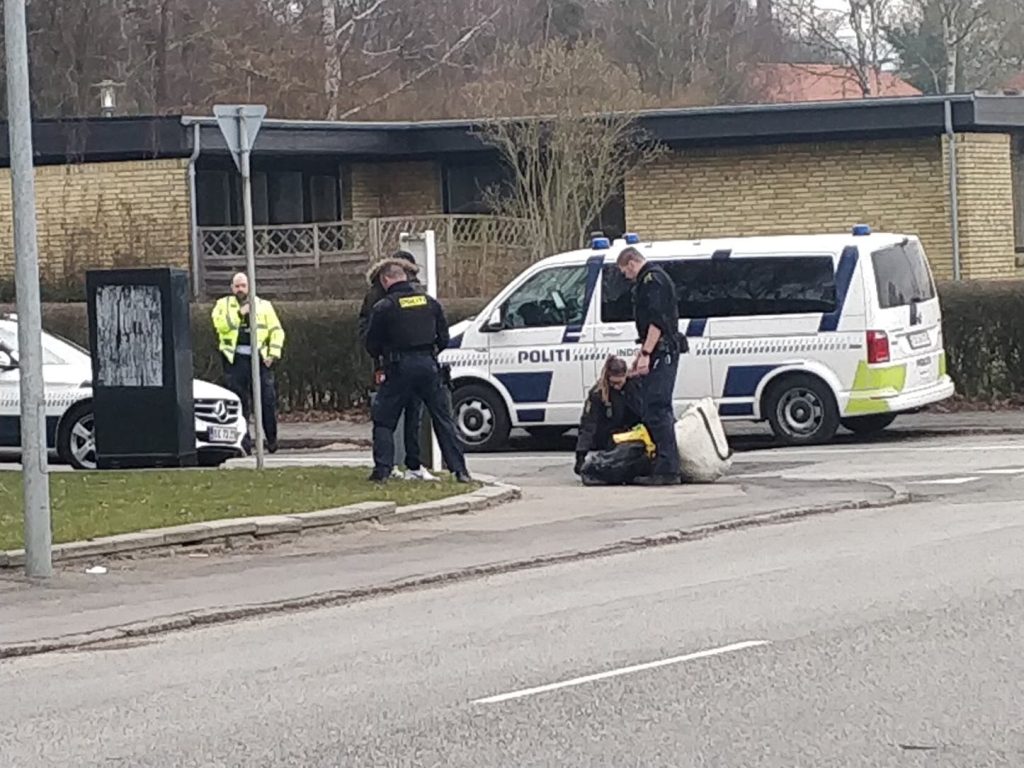 Mystisk sag: Tungt bevæbnet politi ved kollegie