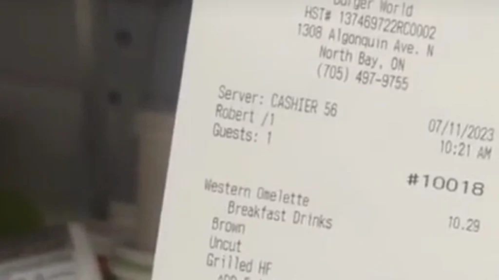 Kvinde blev siddende ved restaurantbordet i flere timer: Tjener tager en chokerende hævn