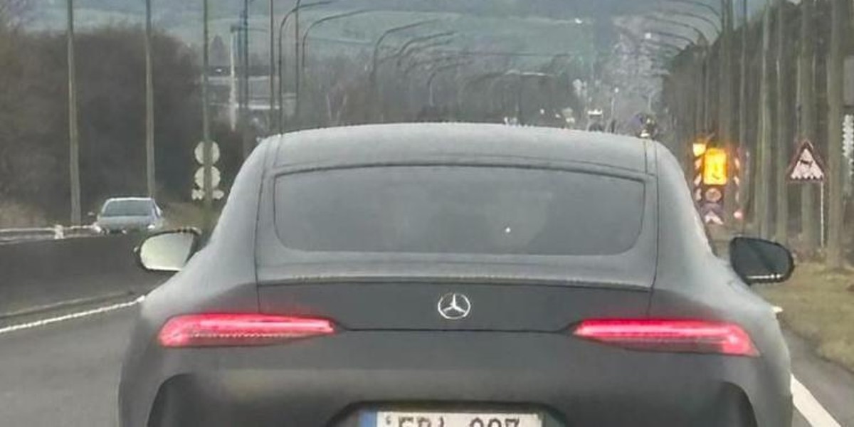 Dristig nummerplade vækker opsigt: “Sådan gør du dig selv til grin med en drømmebil”