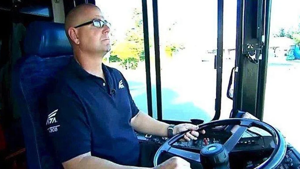 Buschaufføren Tim fik mistanke til passager: Det endte med at redde lille drengs liv