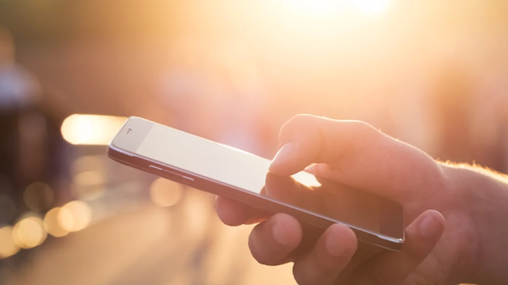 Mange begår stor fejl, når telefonen overophedes om sommeren: Skader den yderligere