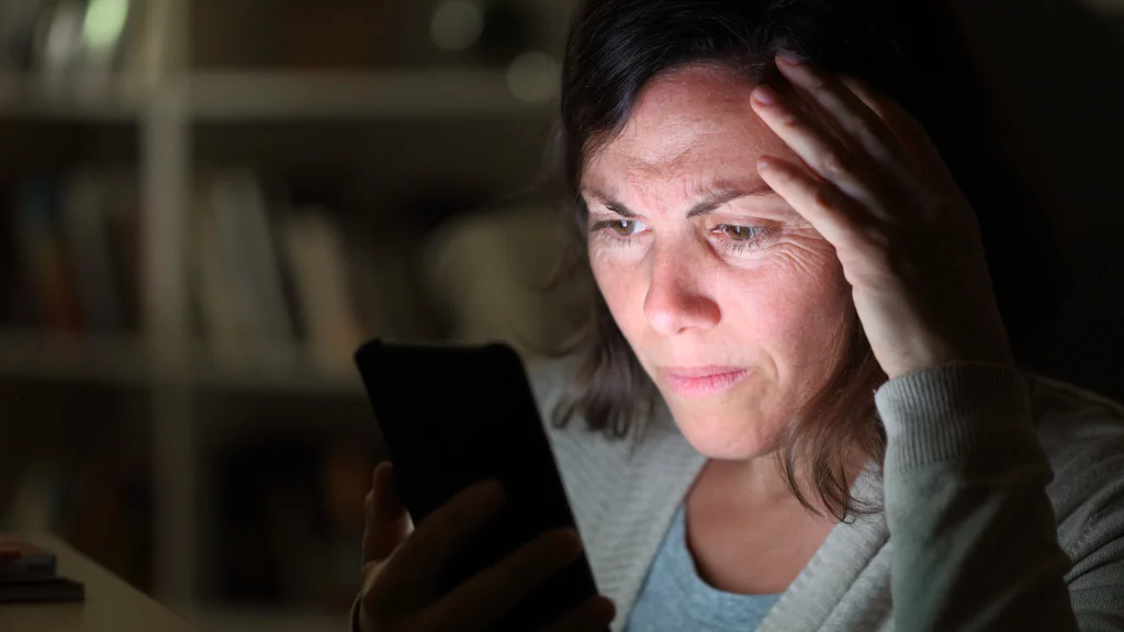 Læge med klar advarsel til smartphone-ejere: 3 telefonvaner, der “ødelægger” din hjerne