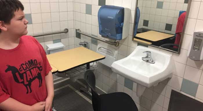 Skolelærer flytter autistisk elev ud på toilettet