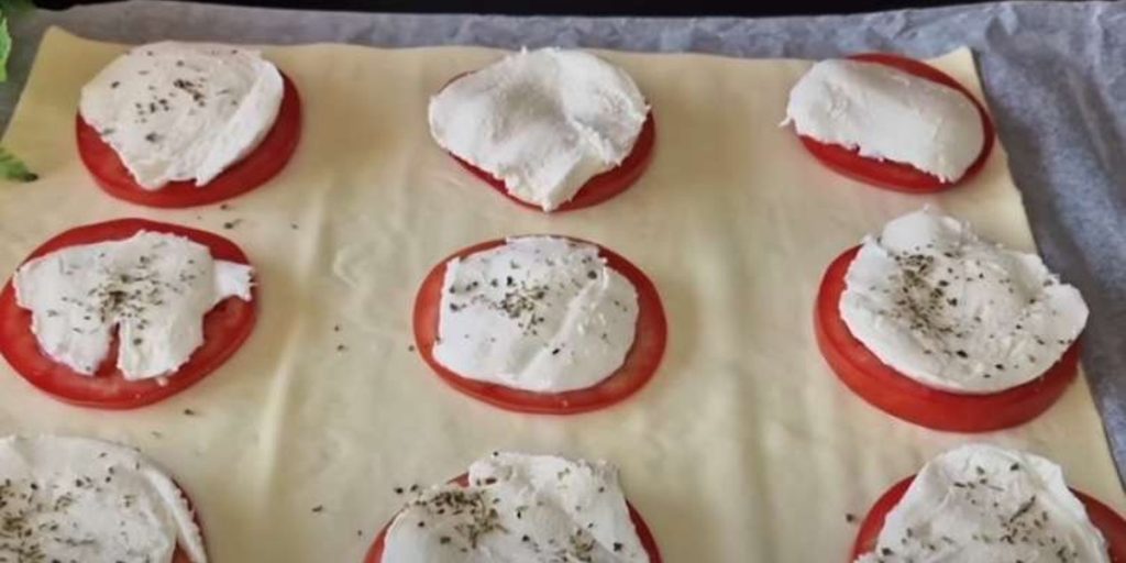 Placer tomater og mozzarella på butterdejen: Resultatet er himmelsk