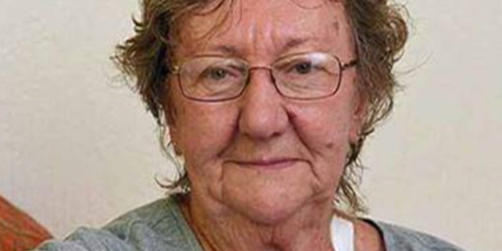 Pensioneret dame hævede penge, da 3 mænd nærmede sig hende – sekunder senere indser de, at de valgte det forkerte offer