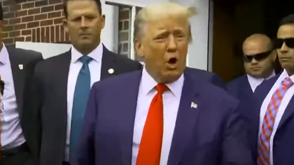 Donald Trump latterliggjort under amerikansk fodboldkamp: Fly fløj over banen med ‘chokerende’ banner