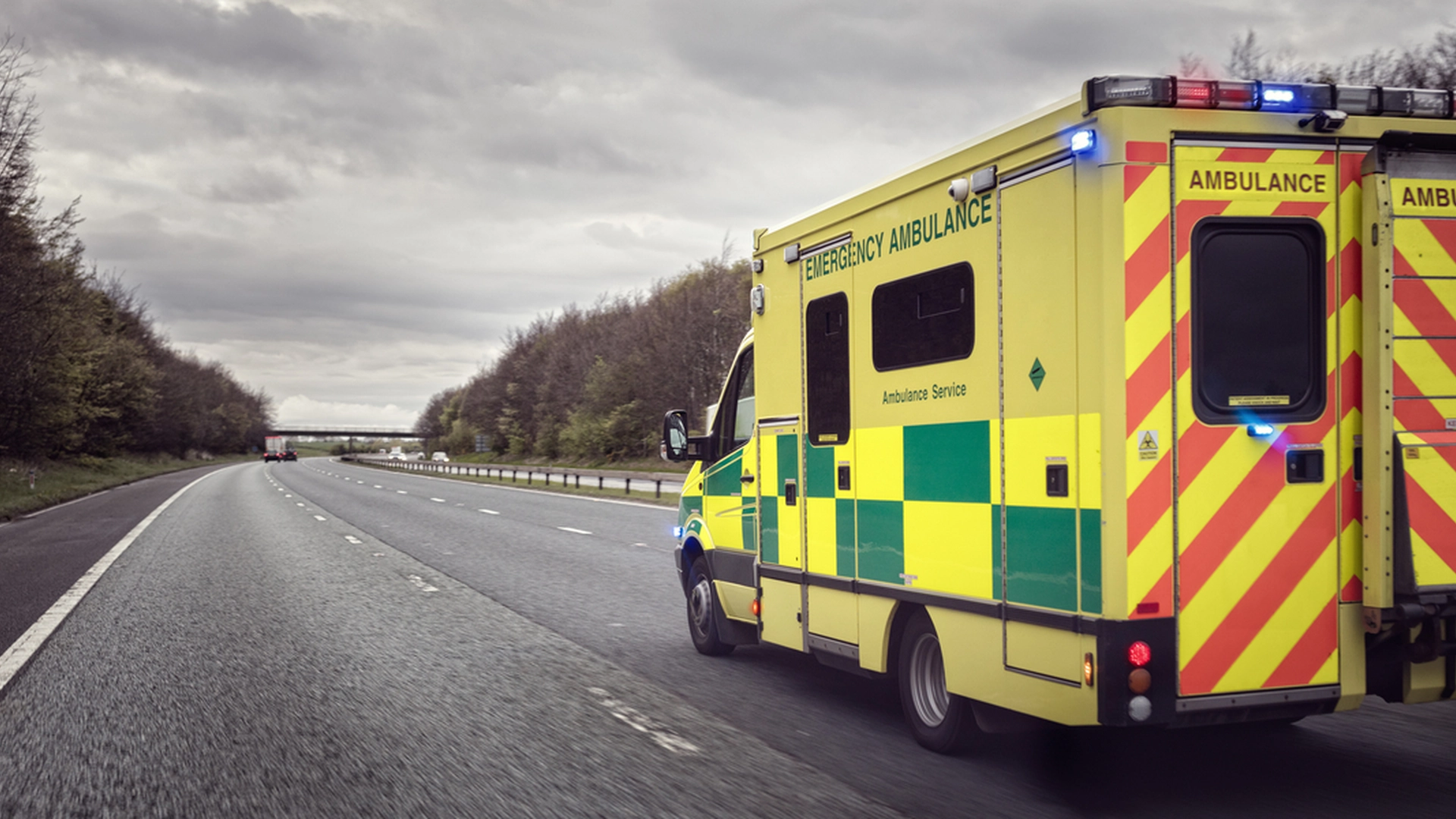 Kvinde blev nødt til at lede ambulance til hospitalet: Hendes mand døde, fordi chaufføren ‘ikke kendte vejen’