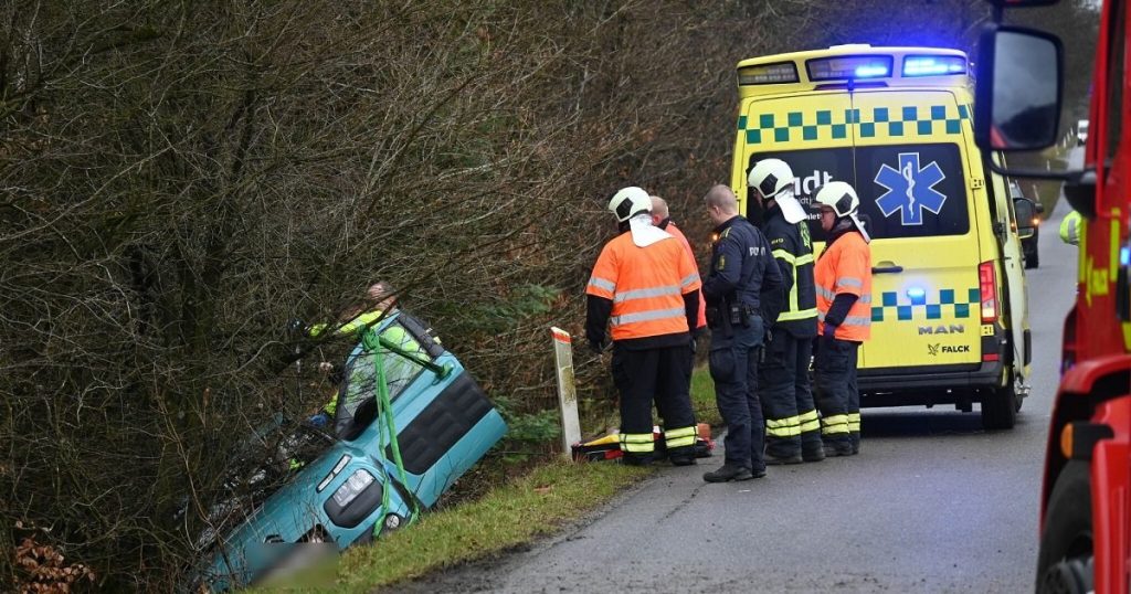 Alvorligt uheld: Bil kørt i grøften