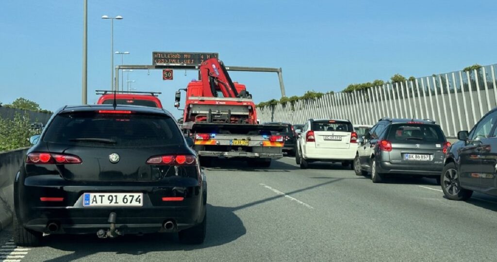 Alvorlig ulykke på motorvej: Melding om fastklemte og væltede biler