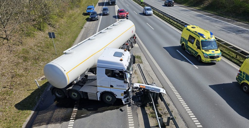 Uheld på motorvej: Frakørsel helt spærret