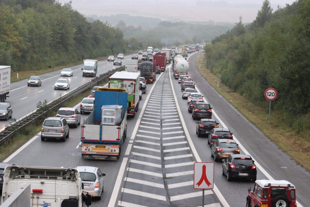 Motorvej spærret på grund af uheld