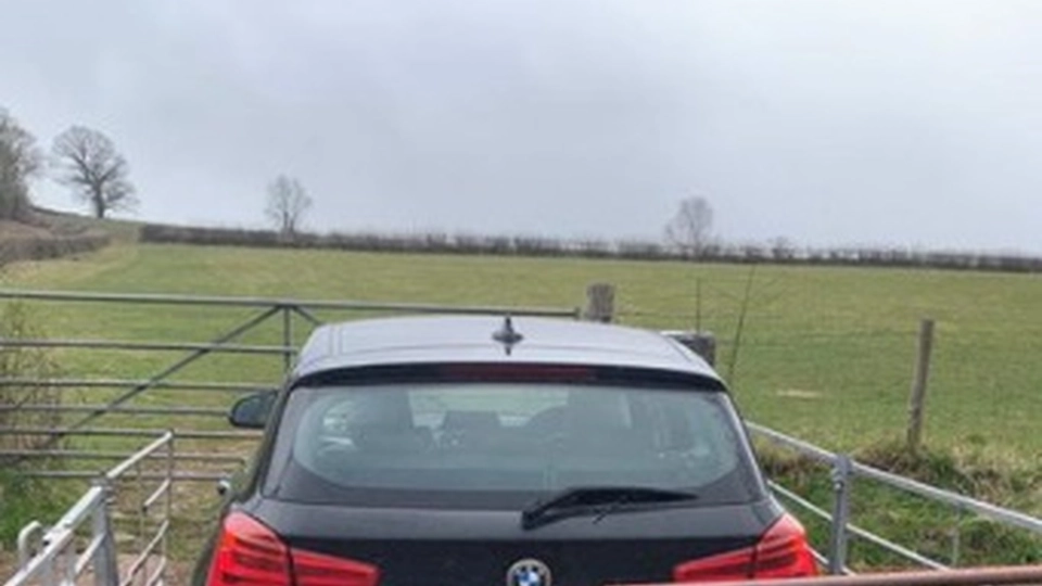 Bilist parkerede ulovligt på mark: Så tog landmanden en genial hævn
