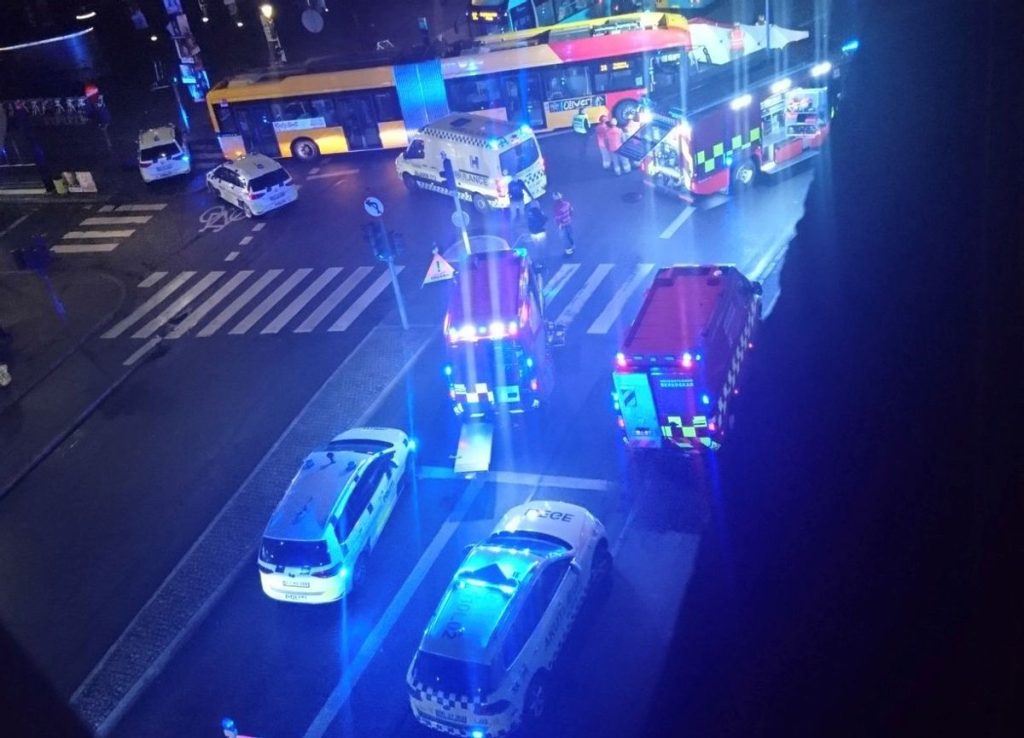 Voldsom ulykke: Trafikant ramt af bus