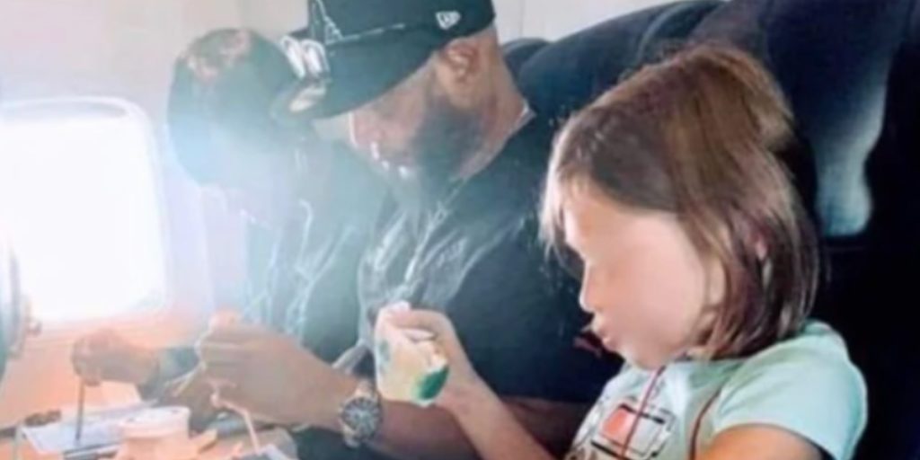 Par får ros for deres ‘opløftende’ handling over for et barn, der er alene på flyet