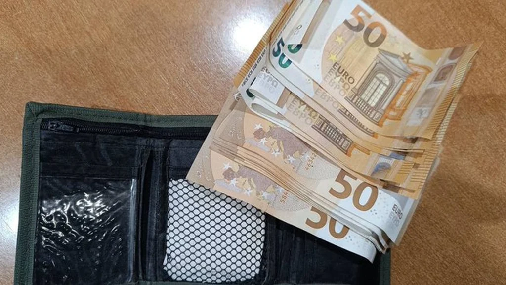 Mand fandt pung med knap 6.500 kroner – så går han 50 meter og får folk til at tabe kæben
