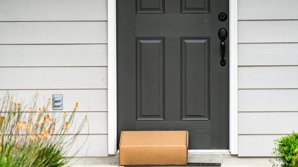 Vågnede af et brag på døren og en gøende hund: Fik sig et chok, da hun så at det var en pakkelevering