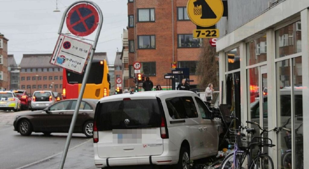 Varebil brager ind i Netto-butik