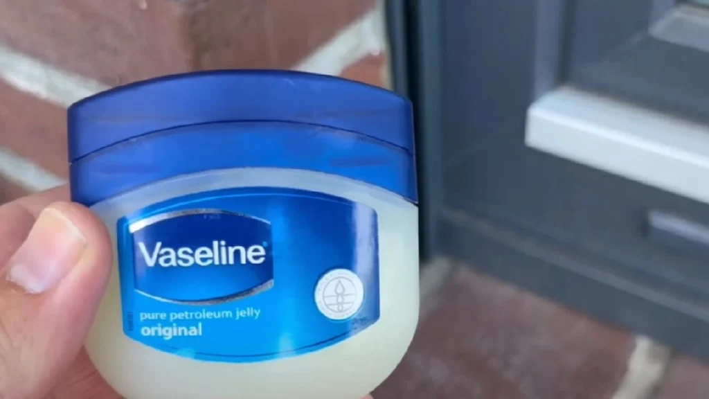 Han påfører Vaseline på vindueskarmen: Folk kan ikke tro deres egne øjne, når de ser, hvad der så sker