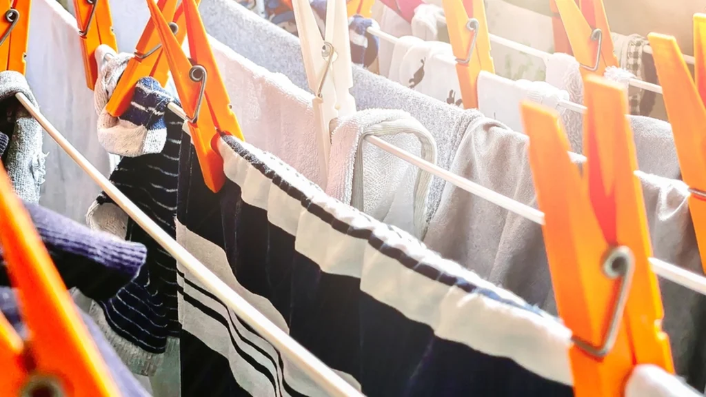 Geniale tips: Sådan tørrer du tøj om vinteren, når det regner eller er fugtigt
