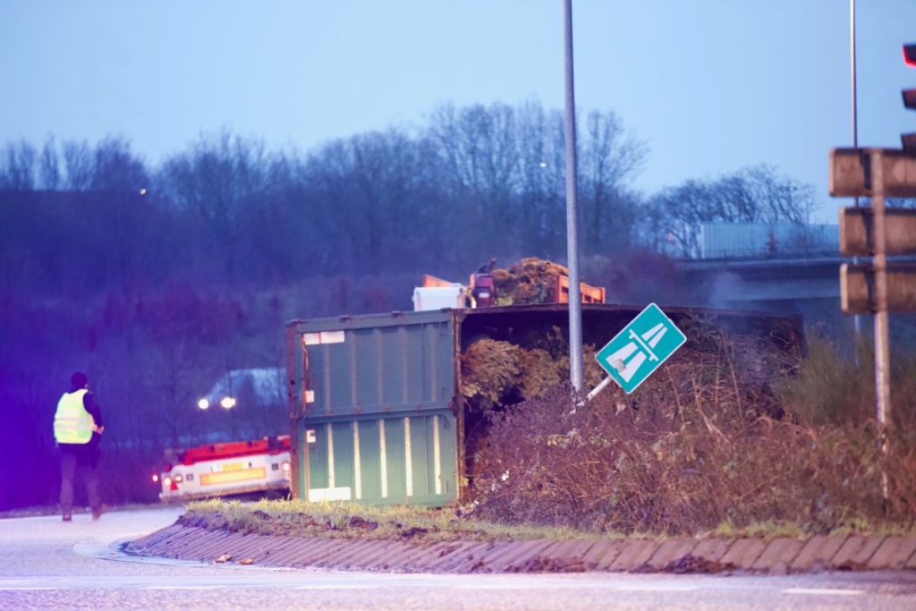 Lastbil væltet på motorvej