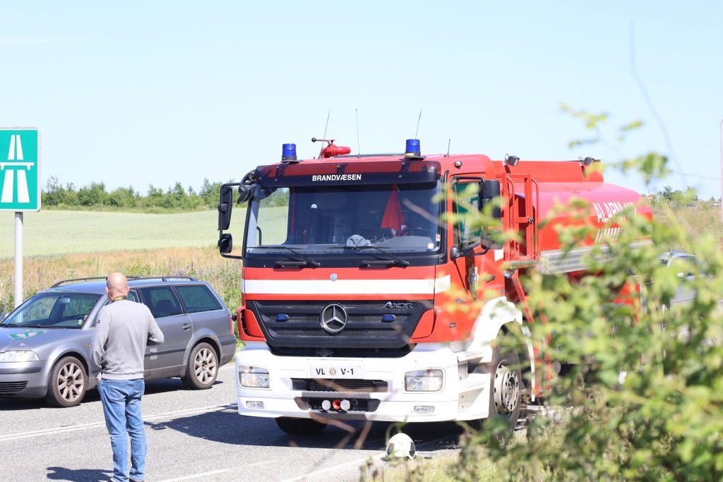 Lastbil i brand: Spærrer vej i begge retninger