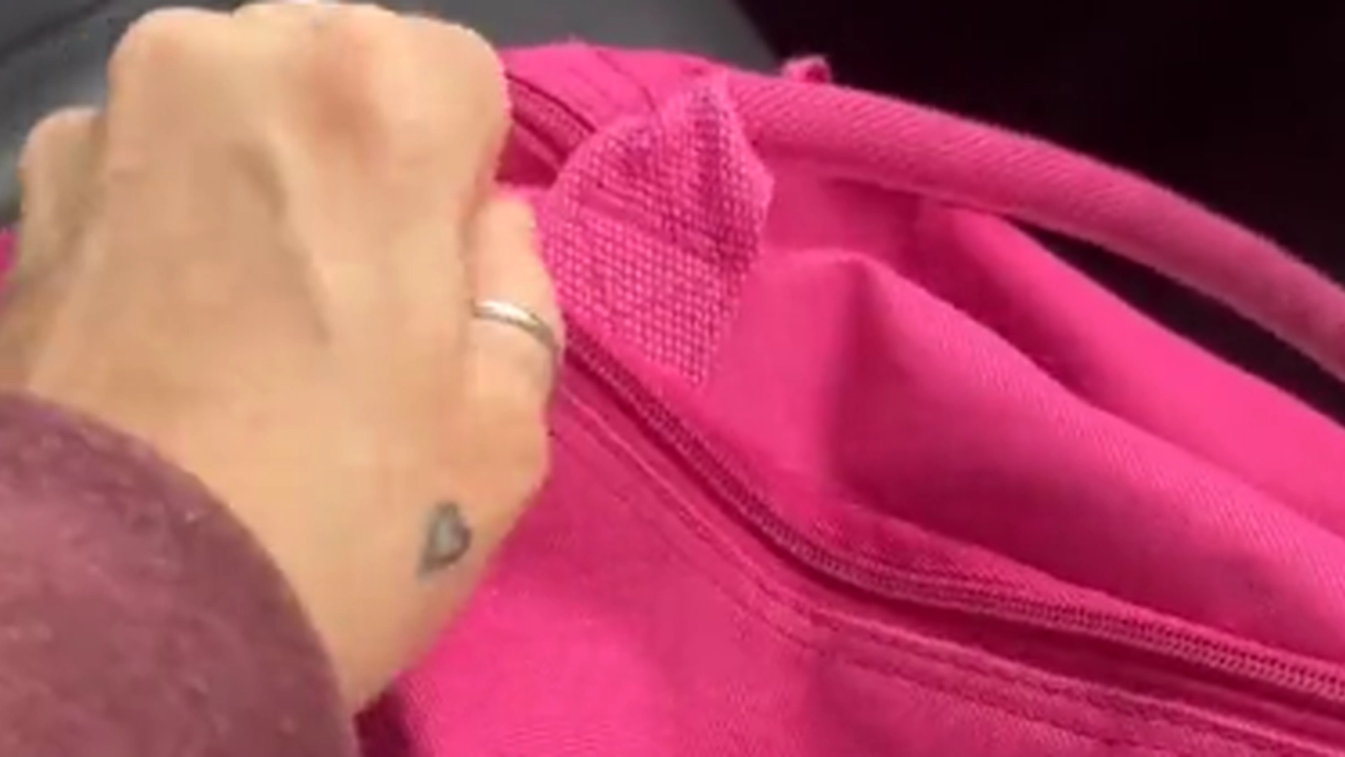 Kvinde købte taske i genbrugsbutik: Troede ikke sine egne øjne, da hun lynede den op