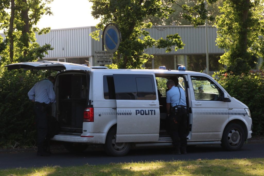 Kanonslag kastet efter børnefamilie ved biltræf