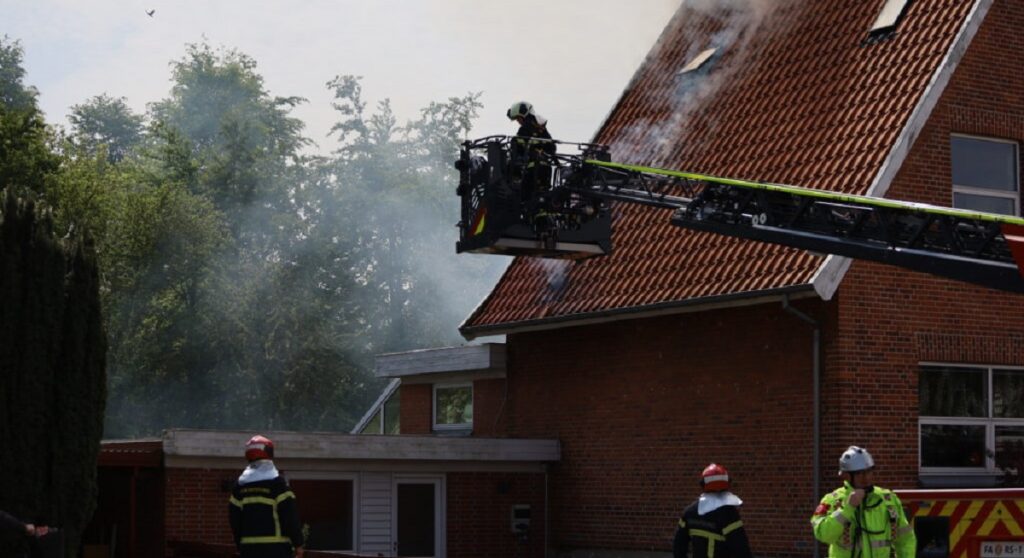 Voldsom brand i hus: Vej spærret