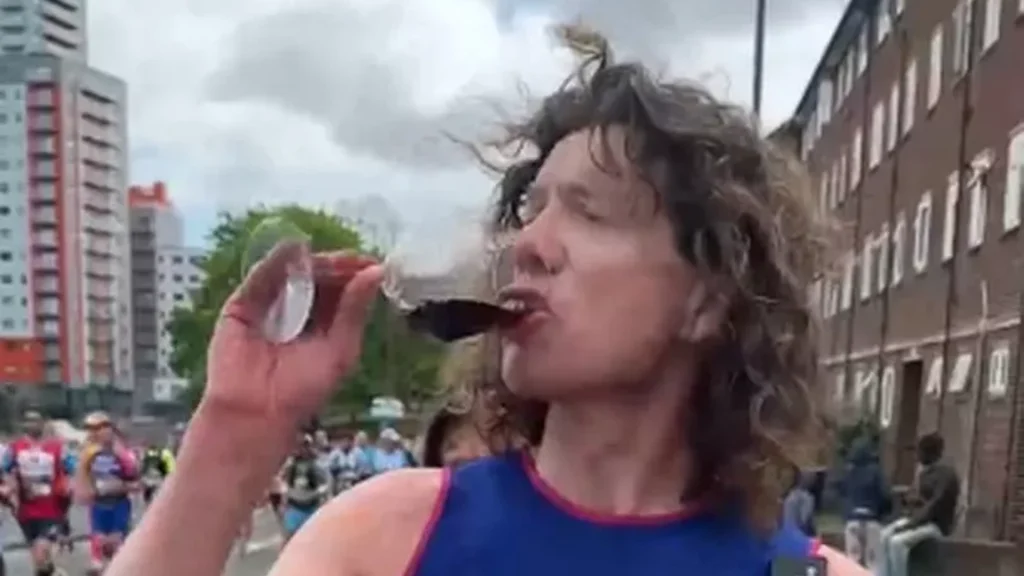 52-årige Tom drak 25 glas vin mens han løb maraton: Folk taber kæben, når de hører hvordan det gik