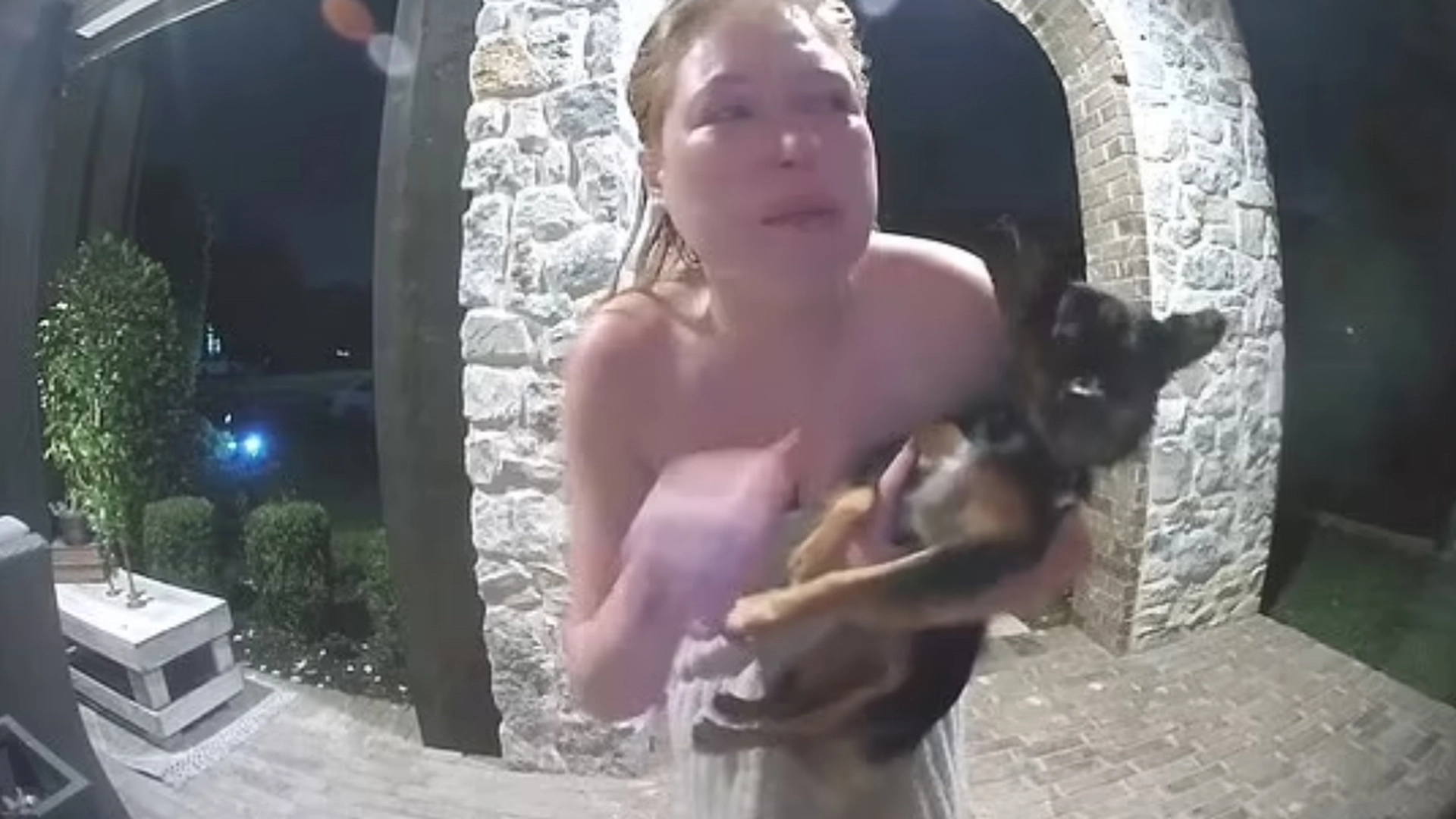 Kvinde flygtede fra indbrudstyve med sin hund – men hun efterlod to vigtige ‘ting’ inde i huset