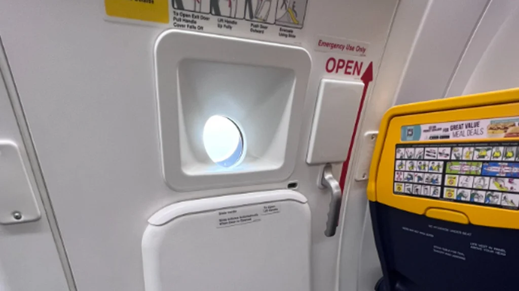 Bestilte vinduesplads i Ryanair-fly og fik denne plads: Nu kommer Ryanair med flabet svar