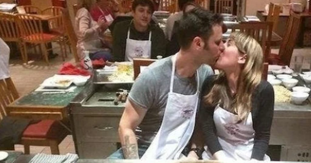 Parret fik taget forlovelsesbillede på restaurant – men de skulle nok lige have tænkt sig om først
