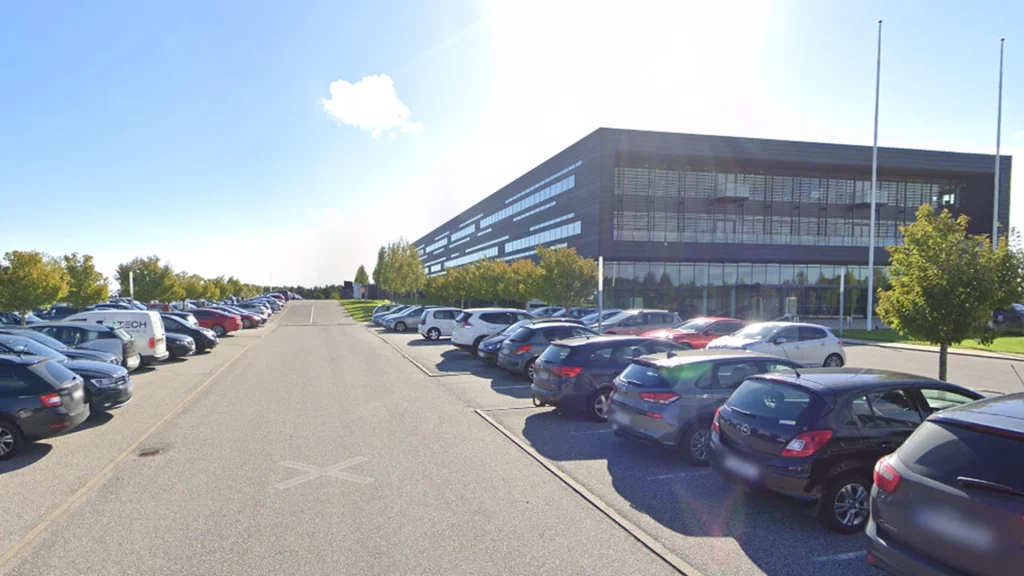 Stor virksomhed indfører nyt parkeringskrav: Nu skal de ansatte gøre dette på parkeringspladsen