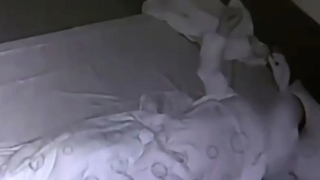 Overvågning i soveværelset afslørede: Mand gør det samme i sengen hver nat – nu vil konen skilles