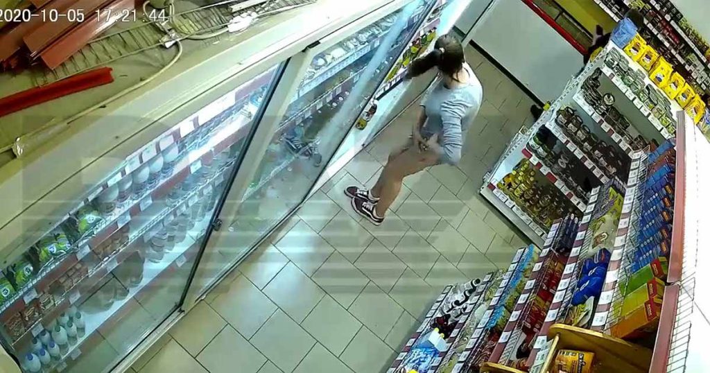 Behændig tyv imponerer i video: Gemmer kaffe, salami og sæbe under stram kjole