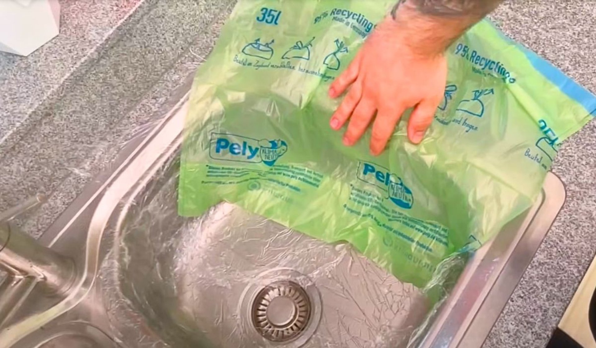 Nogen burde få en guldmedalje for dette trick. Tag en skraldepose, fore vasken med den og se så magien ske.