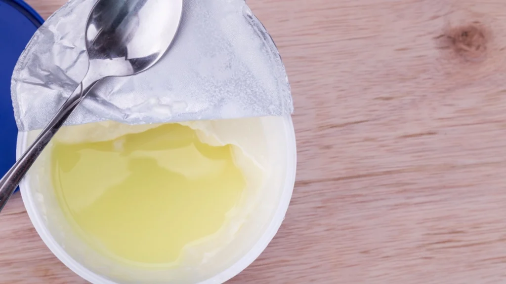 Mange hælder væsken fra yoghurten ud: Men der er en særlig grund til at lade være