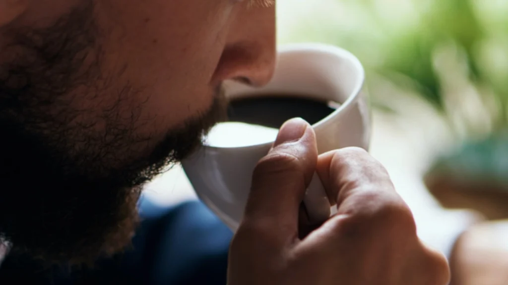 Derfor holder kaffe nogen vågen – men ikke andre