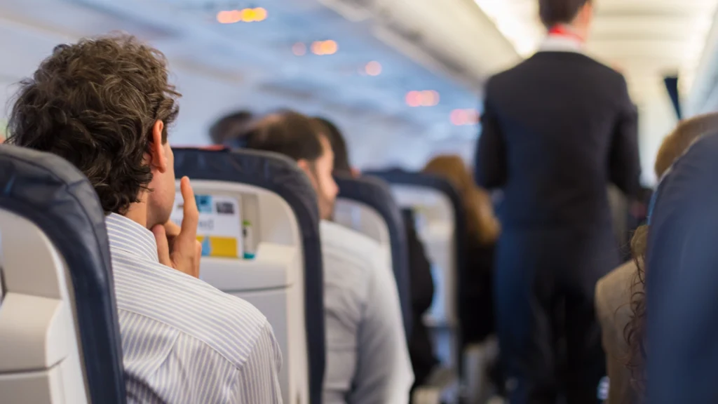Flypassager udsat for ‘ulækker’ handling fra sidemand, da denne kropsdel blev smækket frem