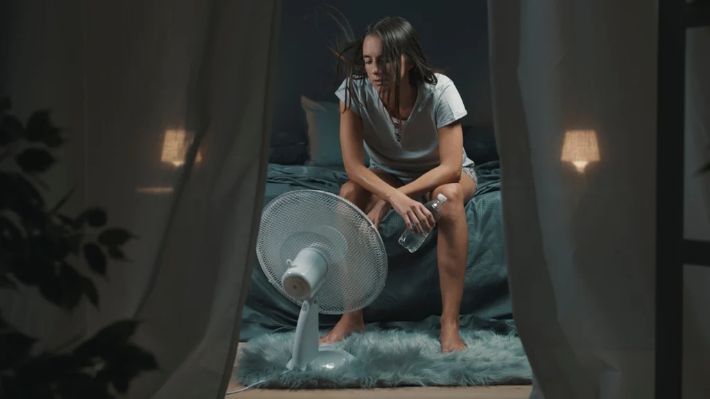 Læge advarer mod almindelig fejl: Men dette simple trick hjælper dig med at sove bedre under hedebølge