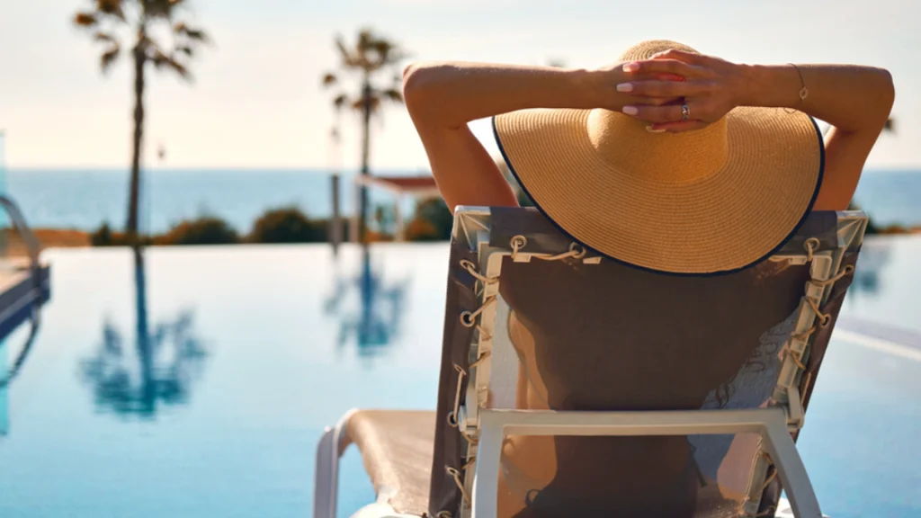 Kvinde tog sig en 15-minutters lur i solen: Vågnede op til et mareridt