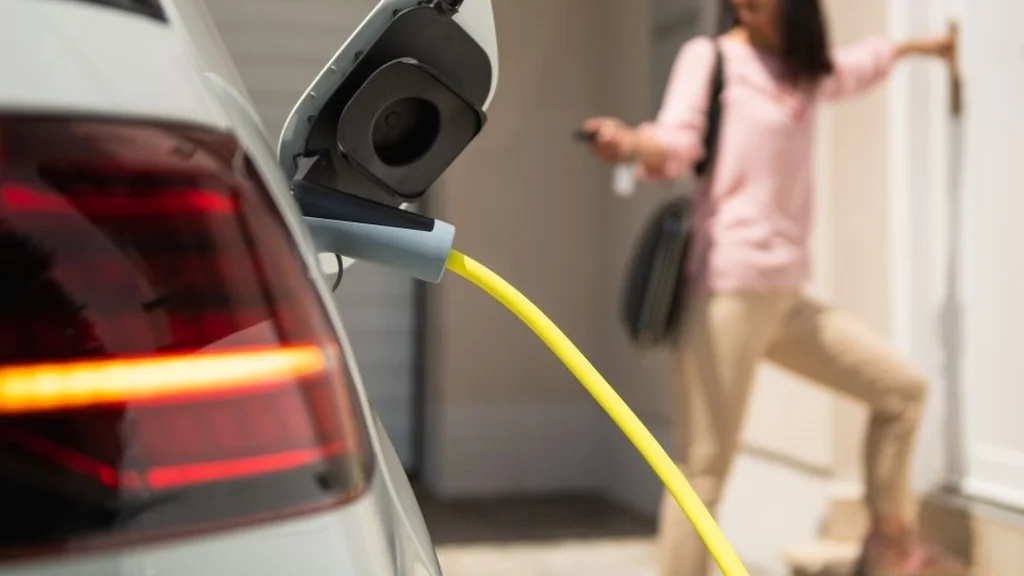 Bilproducent afslører nyt super-batteri: Skal kun oplades én gang om måneden